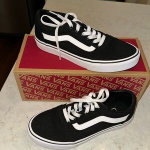 Vans Ward Black and White Canvas Sneakers size 7.5